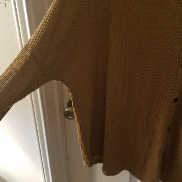 FLASH SALE🔥Button Down Waffle Knit Tunic in Camel - Picture 4 of 8